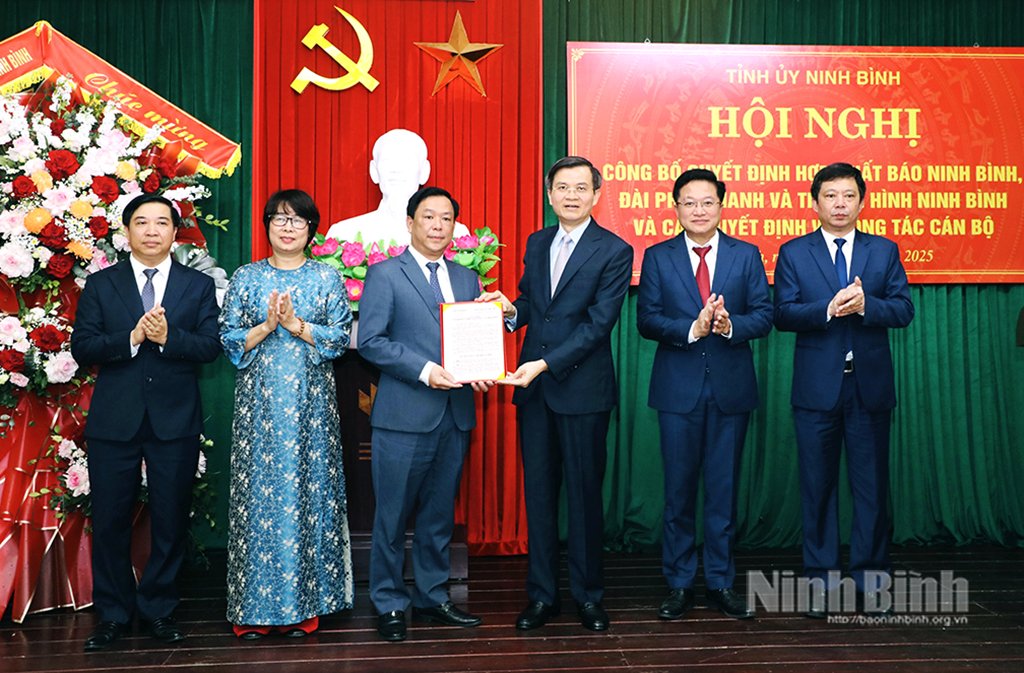 Công bố Quyết định hợp nhất Báo Ninh Bình, Đài Phát thanh và Truyền hình Ninh Bình