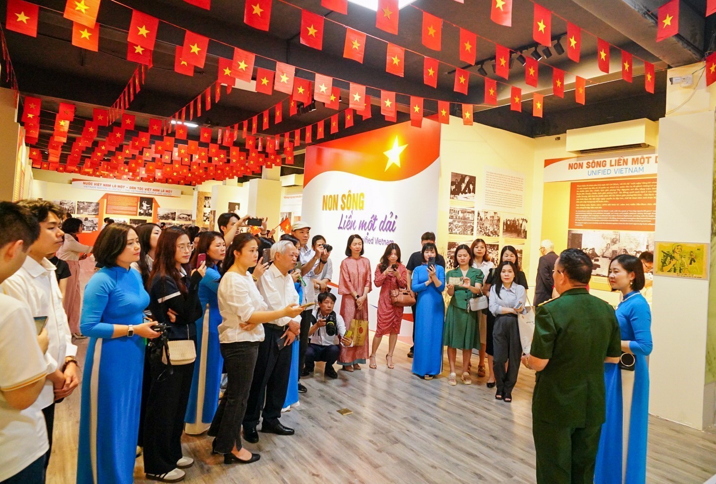 Trưng bày thu hút rất đông sự quan tâm của người dân và du khách.