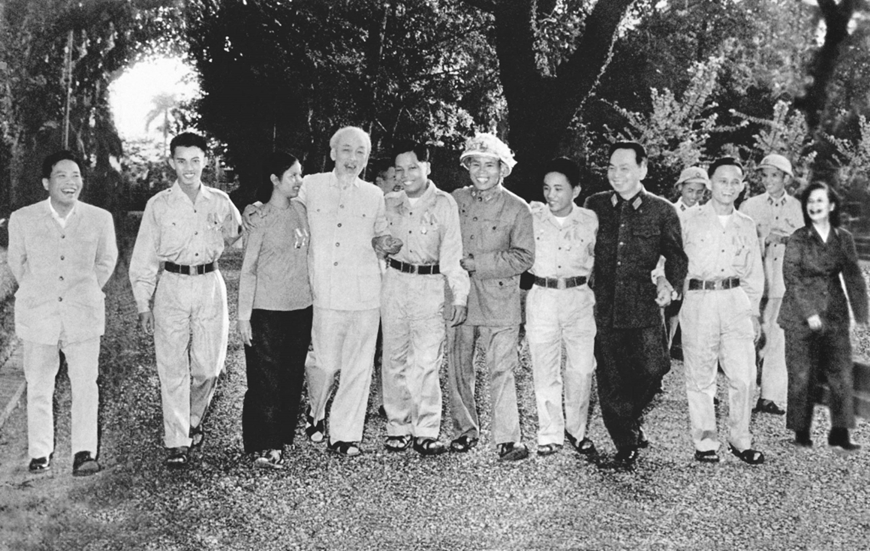 Chủ tịch Hồ Chí Minh, Đại tướng Võ Nguyên Giáp cùng đoàn đại biểu Anh hùng LLVT nhân dân giải phóng miền Nam trong vườn xoài ở Phủ Chủ tịch (tháng 11-1965). Ảnh tư liệu