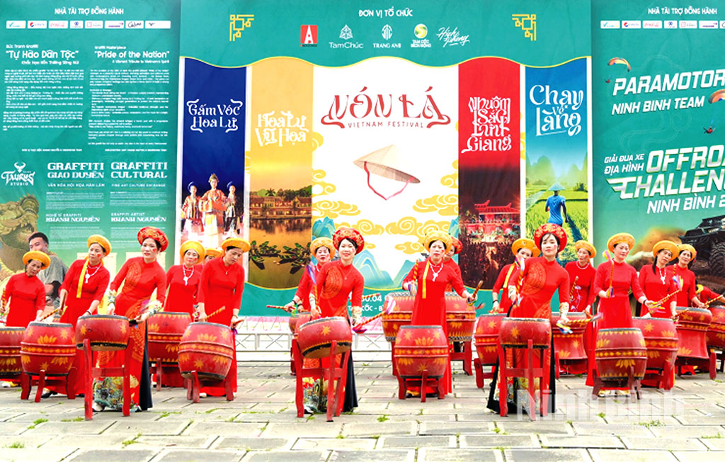 Chương trình nghệ thuật đặc sắc tại Chương trình Nón lá-Việt Nam Festival 2025. Ảnh: Ngọc Linh
