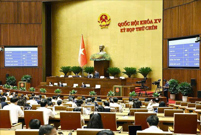 Quốc hội biểu quyết thông qua Nghị quyết của Quốc hội về việc thành lập Ủy ban dự thảo sửa đổi, bổ sung một số điều của Hiến pháp năm 2013. Ảnh: TTXVN