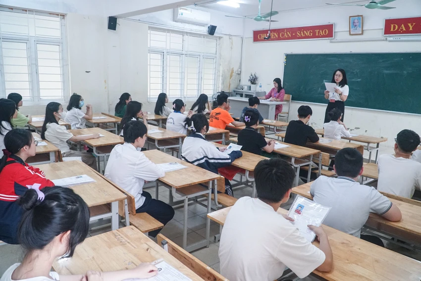 Việc dạy 2 buổi/ngày đảm bảo không thu phí và giảm áp lực với học sinh. (Ảnh: PLO)