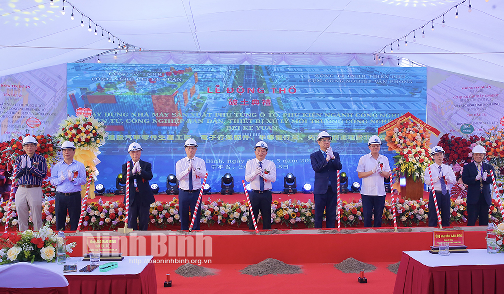 Các đại biểu thực hiện nghi thức khởi công xây dựng nhà máy.