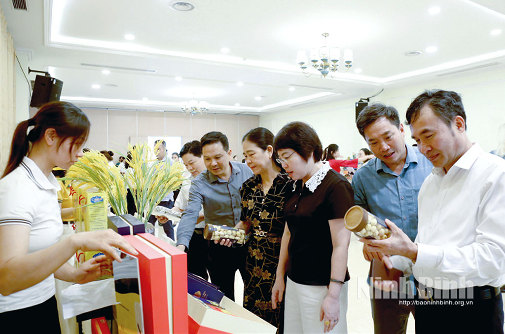 Đại diện ngành Nông nghiệp, Du lịch và các cơ sở sản xuất thực phẩm tham quan gian trưng bày nông sản tiêu biểu của các địa phương.
