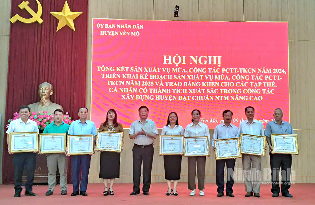 Lãnh đạo huyện Yên Mô trao Bằng khen của Chủ tịch UBND tỉnh cho các tập thể có thành tích xuất sắc trong công tác xây dựng huyện Yên Mô đạt chuẩn huyện nông thôn mới nâng cao.