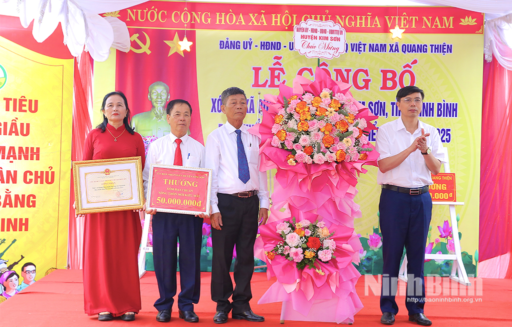 Lãnh đạo Ủy ban MTTQ Việt Nam huyện trao Quyết định của Chủ tịch UBND huyện Kim Sơn công nhận xóm 7, xã Quang Thiện đạt chuẩn nông thôn mới kiểu mẫu năm 2025.