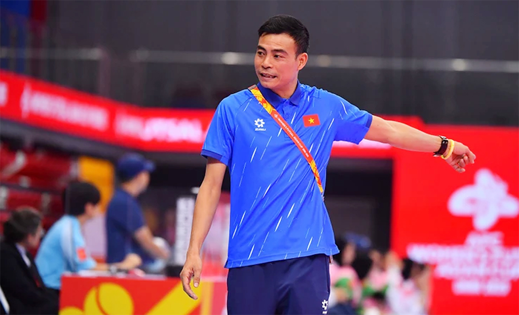 Huấn luyện viên Nguyễn Đình Hoàng của đội tuyển futsal nữ Việt Nam tại Giải Futsal nữ vô địch châu Á 2025. (Ảnh: VFF)