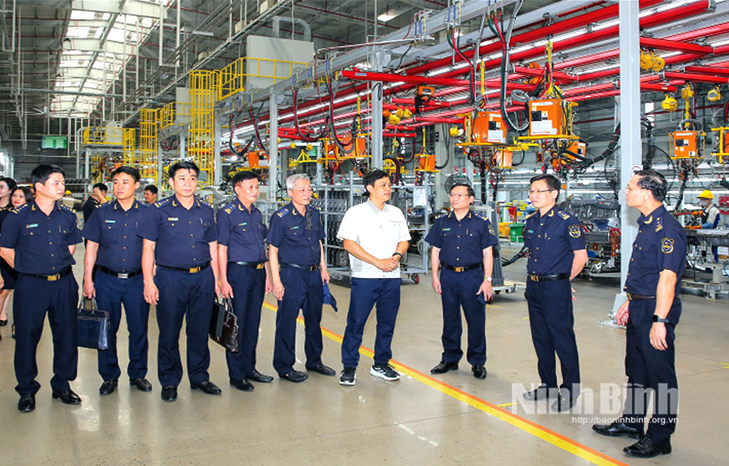 Đoàn công tác Chi cục Hải quan Khu vực X thăm và làm việc tại Nhà máy sản xuất ô tô Hyundai Thành Công Việt Nam, Khu công nghiệp Gián Khẩu (Gia Viễn).