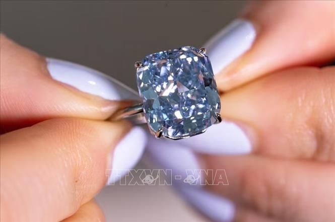 Viên kim cương xanh "The Mediterranean Blue" được hãng đấu giá Sotheby’s giới thiệu tại Geneva, Thụy Sĩ ngày 8/5/2025. Ảnh: REUTERS/TTXVN