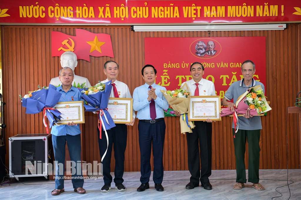 Đồng chí Phó Bí thư Tỉnh uỷ, Chủ tịch UBND tỉnh dự Lễ trao tặng Huy hiệu Đảng tại phường Vân Giang