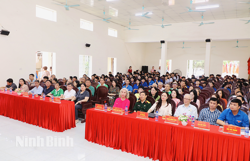 Các đại biểu dự chương trình giao lưu.
