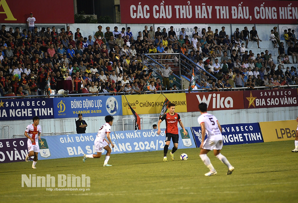 Trận đấu Phù Đổng Ninh Bình gặp tuyển Trẻ TP. Hồ Chí Minh.