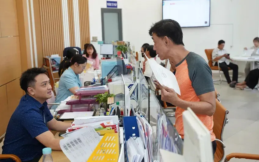 Bộ Chính trị, Ban Bí thư yêu cầu đánh giá kỹ tác động và thực hiện hiệu quả chế độ, chính sách đối với cán bộ, công chức, viên chức, người lao động bị ảnh hưởng bởi sắp xếp. (Ảnh minh họa - Ảnh: PLO)
