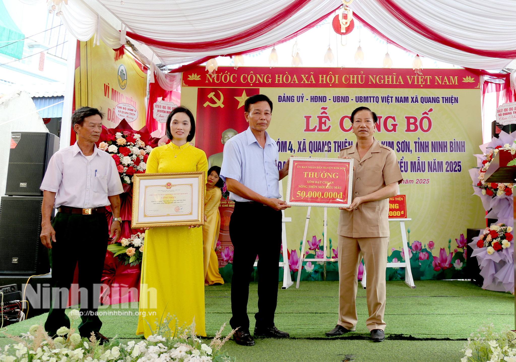 Lãnh đạo huyện Kim Sơn khen thưởng và trao Bằng công nhận NTM kiểu mẫu năm 2025 cho chính quyền và nhân dân xóm 4.