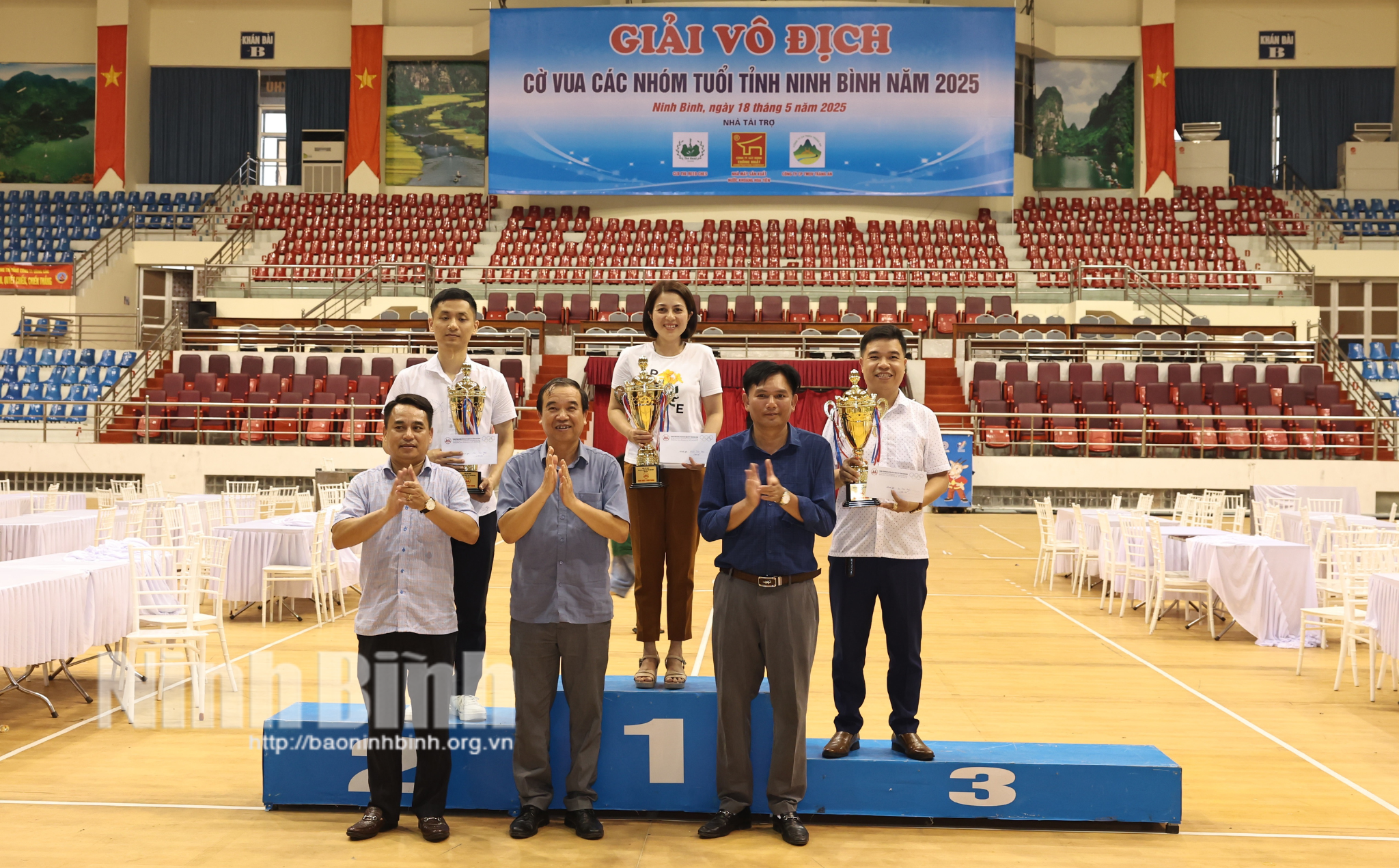 Ban tổ chức trao Cúp nhất, nhì, ba toàn đoàn.