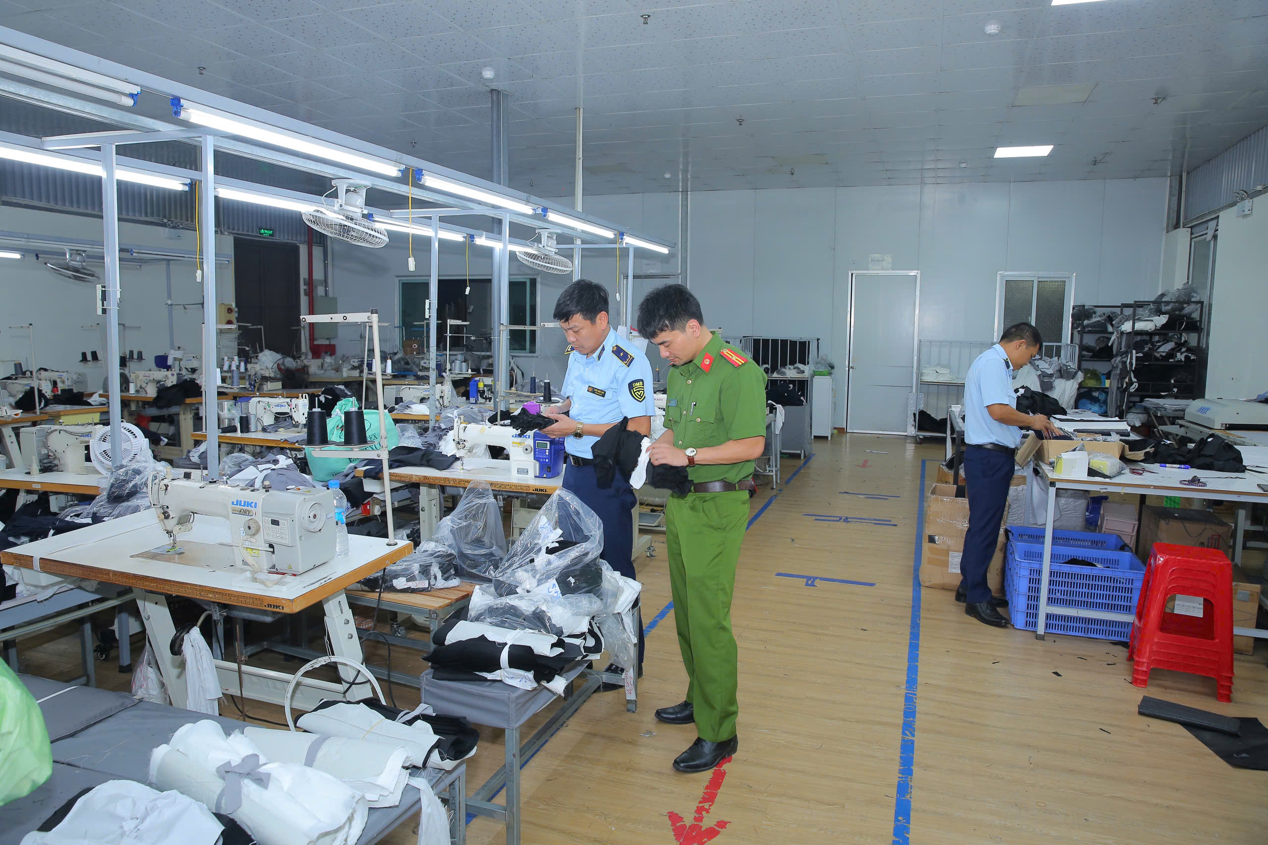 Lực lượng chức năng tỉnh Ninh Bình kiểm tra, phát hiện xưởng sản xuất hàng giả mạo nhãn hiệu tại xã Khánh Hải, huyện Yên Khánh. Ảnh: Anh Tuấn