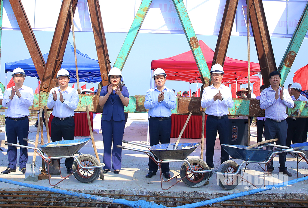 Các đại biểu thực hiện nghi thức hợp long cầu vượt sông Đáy nối Ninh Bình và Nam Định.