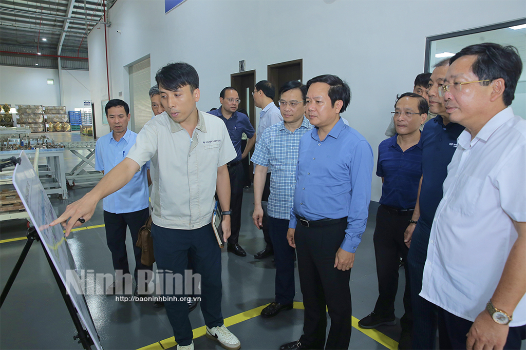 Đồng chí Phạm Quang Ngọc, Phó Bí thư Tỉnh ủy, Chủ tịch UBND tỉnh thăm Công ty Cổ phần sản xuất ô tô Hyundai Thành Công Việt Nam, KCN Gián Khẩu (Gia Viễn).
