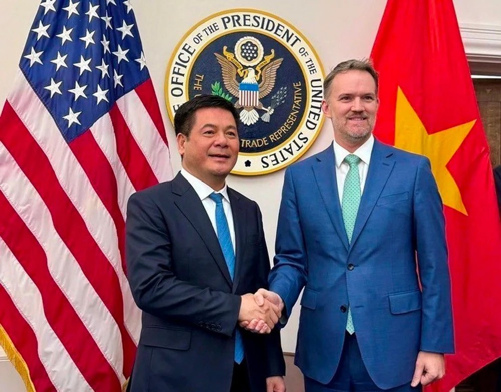 Bộ trưởng Bộ Công thương Nguyễn Hồng Diên và Đại sứ, Trưởng Đại diện Thương mại Hoa Kỳ Jamieson Greer tại phiên đàm phán. Ảnh: TTXVN