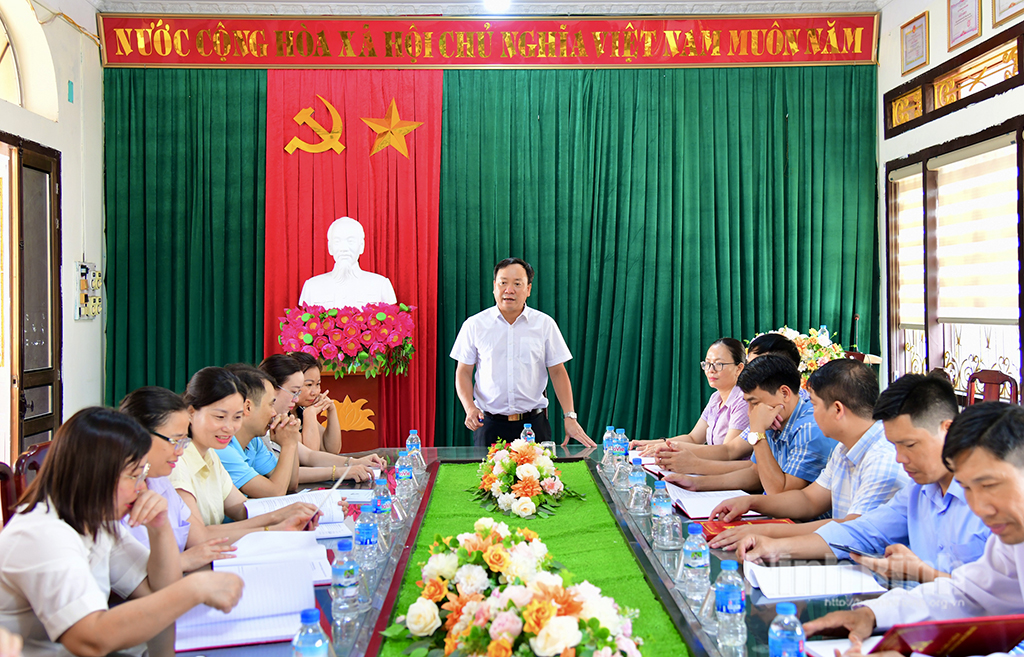Đảng ủy, HĐND, UBND thị trấn Thịnh Vượng tổ chức lấy ý kiến cán bộ, công chức vào dự thảo Nghị quyết sửa đổi, bổ sung một số điều của Hiến pháp năm 2013.