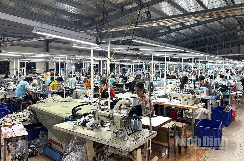 Dây chuyền sản xuất tại Công ty cổ phần may Yên Thành (xã Khánh Lợi, Yên Khánh).