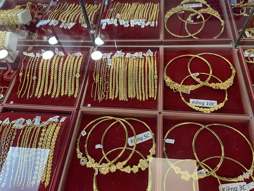 Giá vàng trong nước trưa ngày 23/5 giảm 500 nghìn đồng/lượng.
