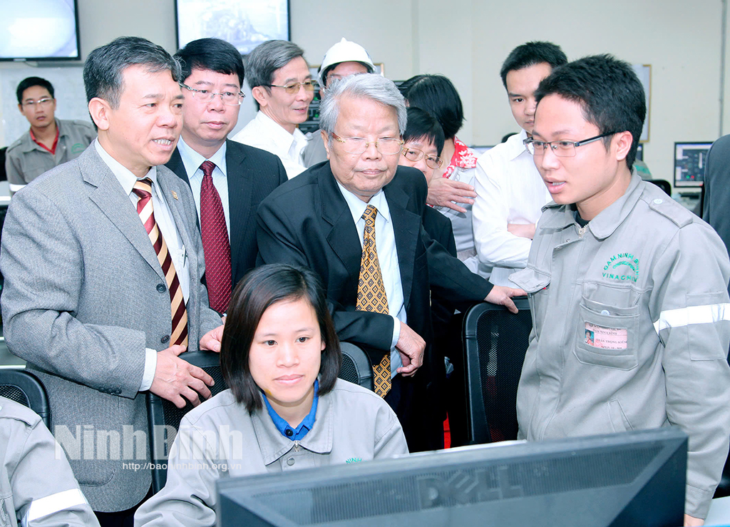 Nguyên Chủ tịch nước Trần Đức Lương động viên cán bộ, người lao động Nhà máy Đạm Ninh Bình. Ảnh: Thế Minh