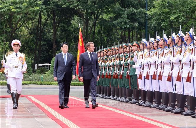Chủ tịch nước Lương Cường và Tổng thống Pháp Emmanuel Macron duyệt Đội danh dự Quân đội nhân dân Việt Nam. Ảnh: Lâm Khánh/TTXVN