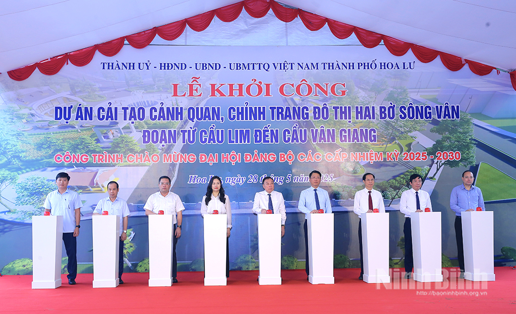 Các đại biểu thực hiện nghi thức khởi công công trình cải tạo cảnh quan, chỉnh trang đô thị hai bờ sông Vân.