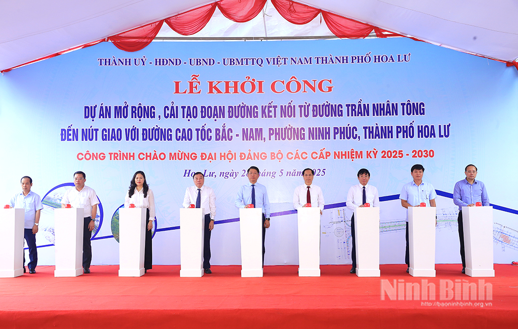 Các đại biểu thực hiện nghi thức bấm nút khởi công Dự án mở rộng, cải tạo đoạn đường kết nối từ đường Trần Nhân Tông đến nút giao với đường cao tốc Bắc-Nam, phường Ninh Phúc.