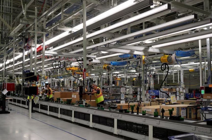 Nhân viên làm việc trong dây chuyền sản xuất xe Volvo tại nhà máy ở Ridgeville, bang South Carolina, Mỹ. Ảnh: REUTERS/TTXVN
