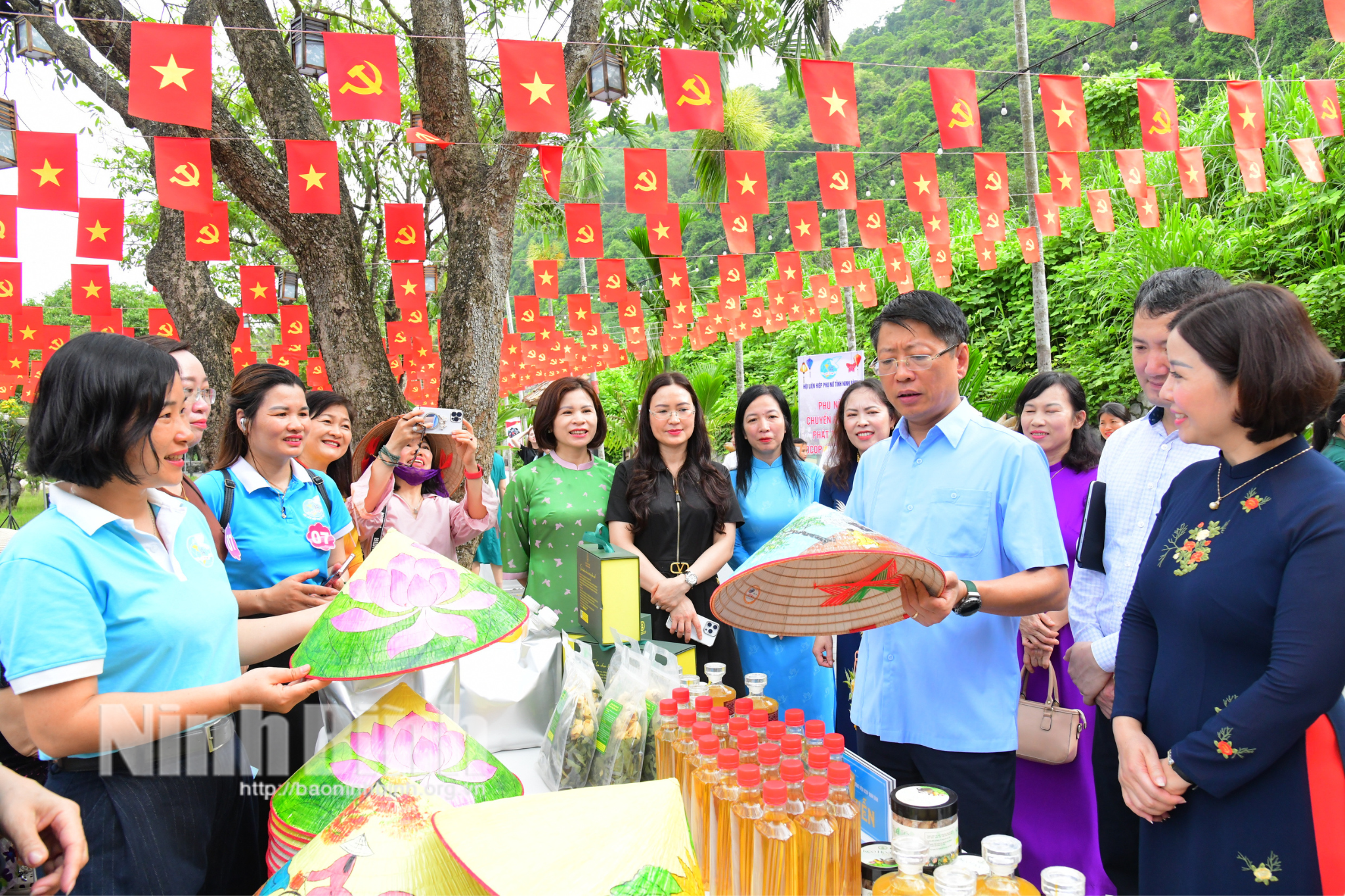 Đồng chí Phó Chủ tịch UBND tỉnh Trần Song Tùng tham quan các gian hàng OCOP.