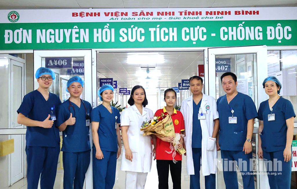 Lãnh đạo, các y, bác sĩ Bệnh viện Sản Nhi Ninh Bình chúc mừng bệnh nhi được ra viện. Ảnh: Bệnh viện cung cấp.