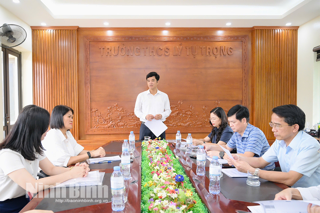Kiểm tra công tác chuẩn bị Kỳ thi tuyển sinh lớp 10 THPT năm học 2025-2026 tại điểm thi Trường THPT Đinh Tiên Hoàng. Ảnh Ngọc Linh