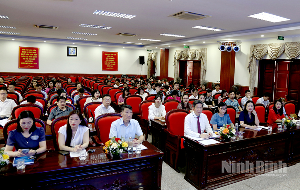 Các đại biểu dự Hội thảo.