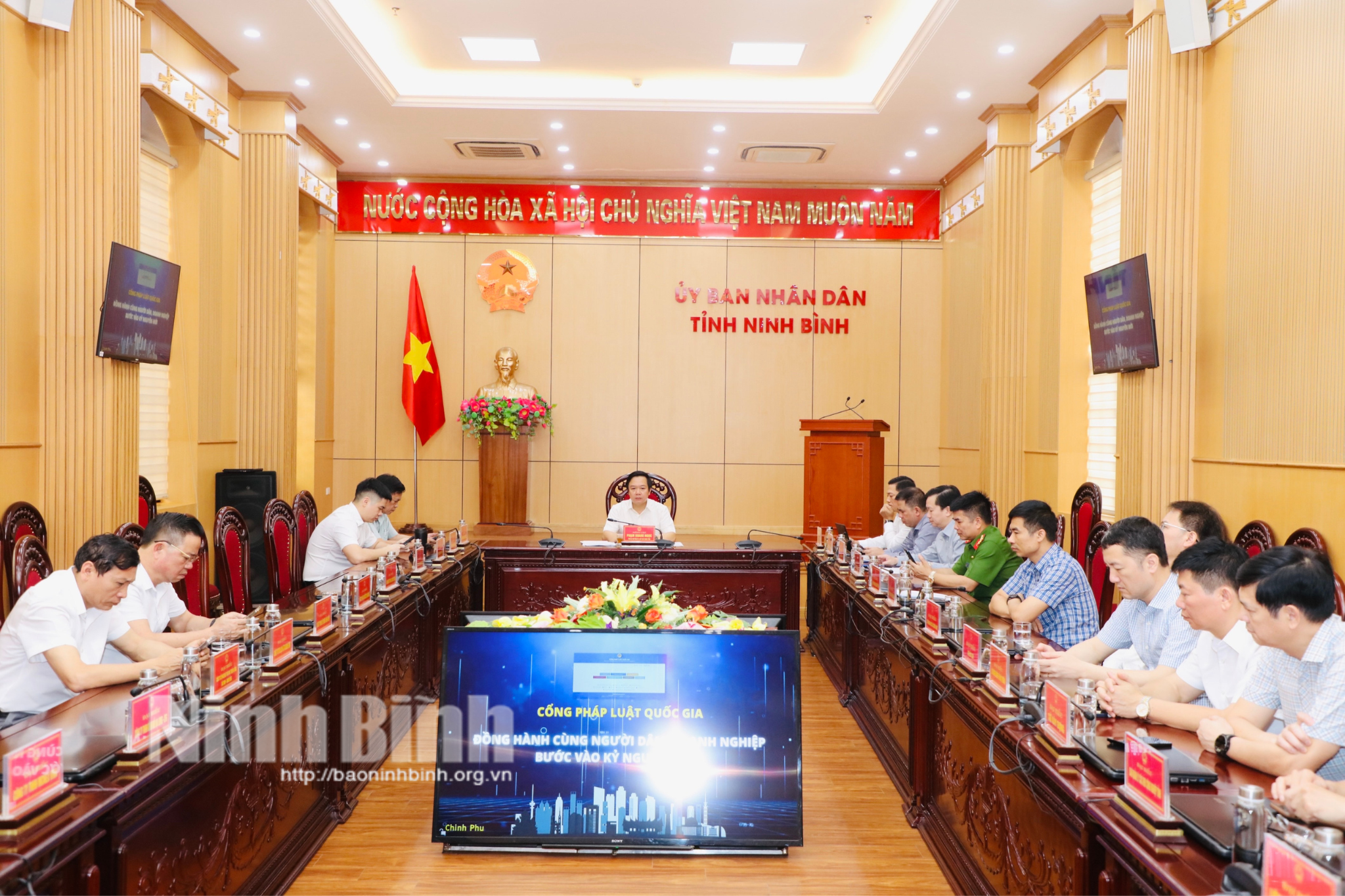 Các đại biểu dự hội nghị tại điểm cầu Ninh Bình.