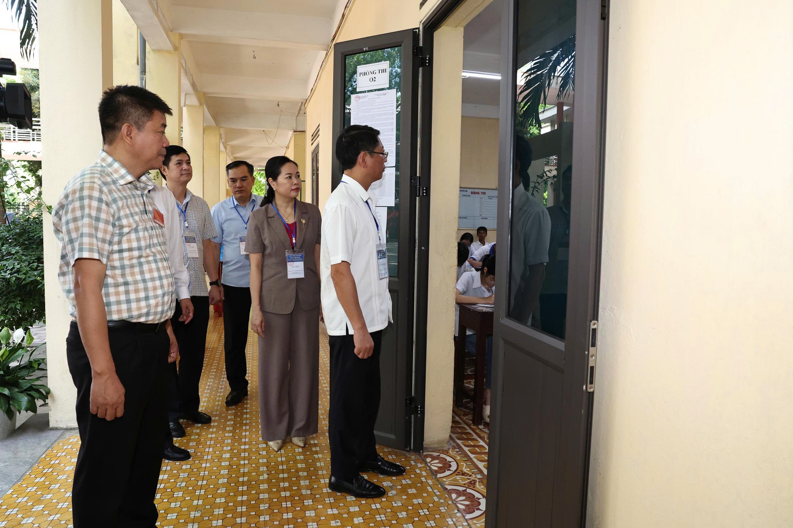 Đồng chí Trần Song Tùng, Phó Chủ tịch UBND tỉnh kiểm tra công tác thi tại Hội đồng thi Trường THPT Nguyễn Huệ (thành phố Tam Điệp). Ảnh: Minh Quang
