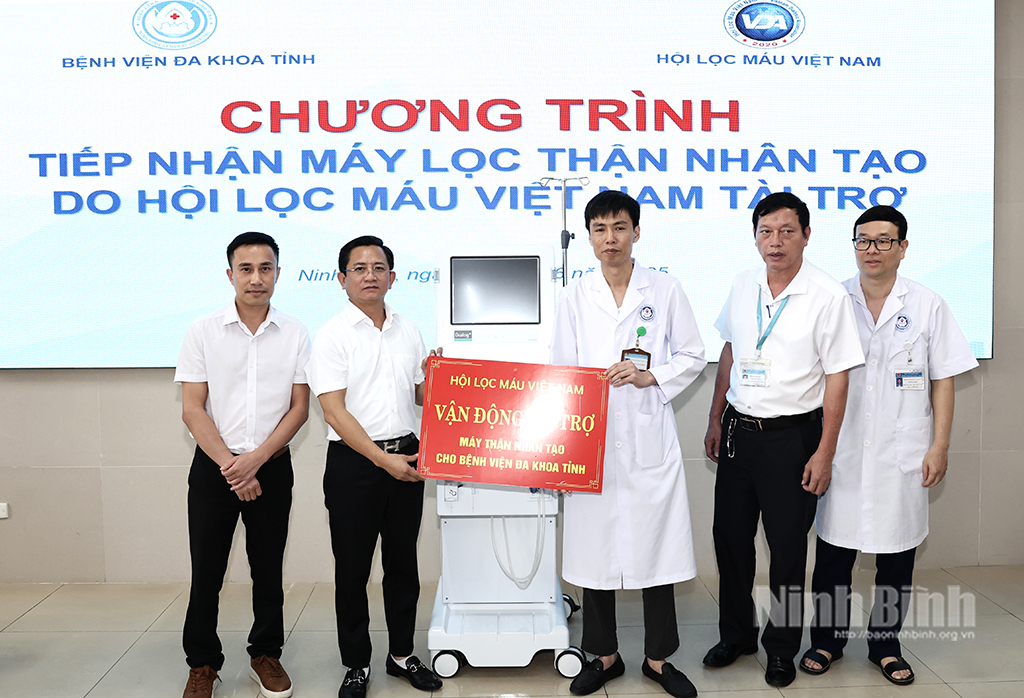 Đại diện Hội Lọc máu Việt Nam, Công ty cổ phần Thương mại và Dược phẩm Tân Thành trao tặng máy chạy thận nhân tạo mới cho Bệnh viện Đa khoa tỉnh.