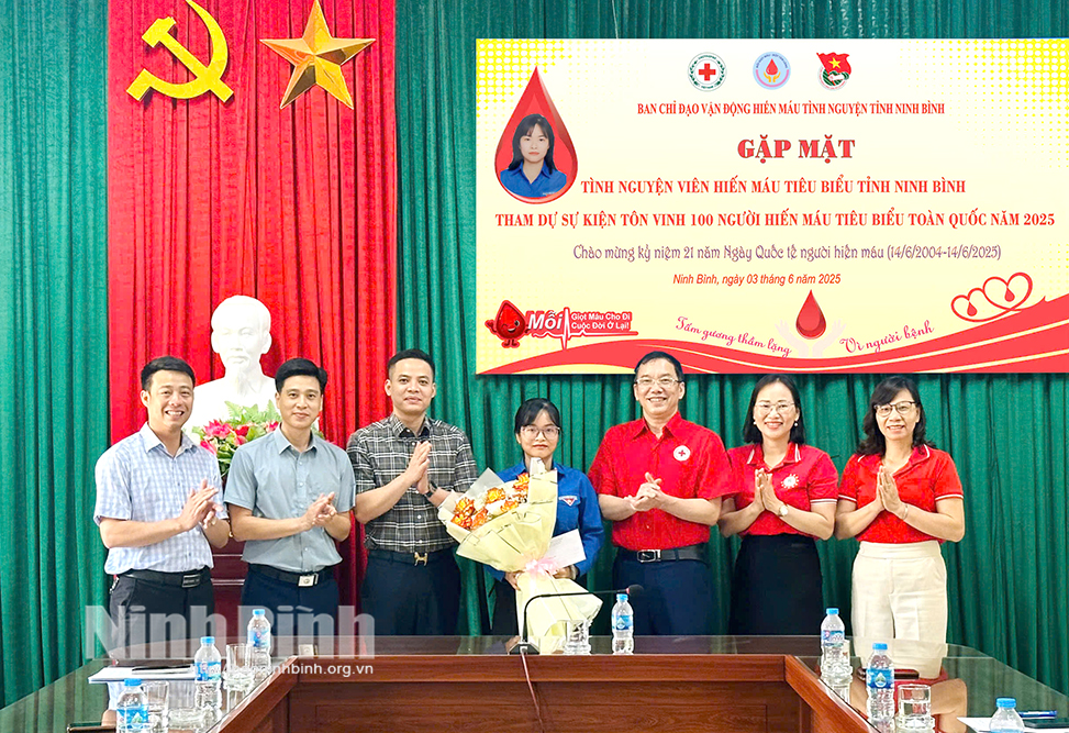 Lãnh đạo Hội Chữ thập đỏ tỉnh tặng hoa biểu dương tình nguyện viên hiến máu tiêu biểu của tỉnh.