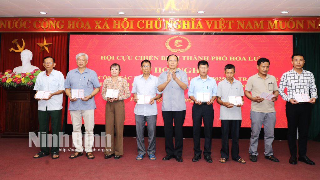 Lãnh đạo Hội Cựu chiến binh thành phố Hoa Lư trao sổ tiết kiệm cho các hội viên có hoàn cảnh khó khăn.