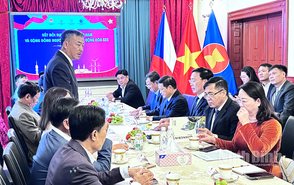 Các đại biểu tham dự hội nghị “Kết nối địa phương Việt Nam và cộng đồng người Việt Nam tại Cộng hòa Séc”.