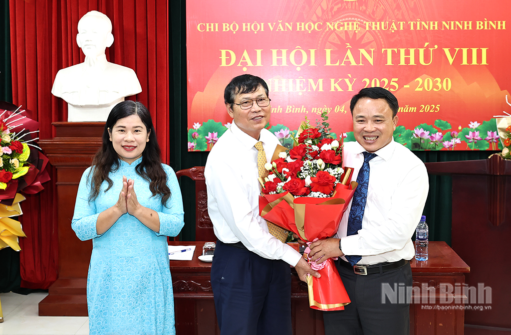 Lãnh đạo Đảng ủy các cơ quan Đảng tỉnh tặng hoa chúc mừng Chi bộ Hội VHNT tỉnh khóa VIII, nhiệm kỳ 2025-2030.