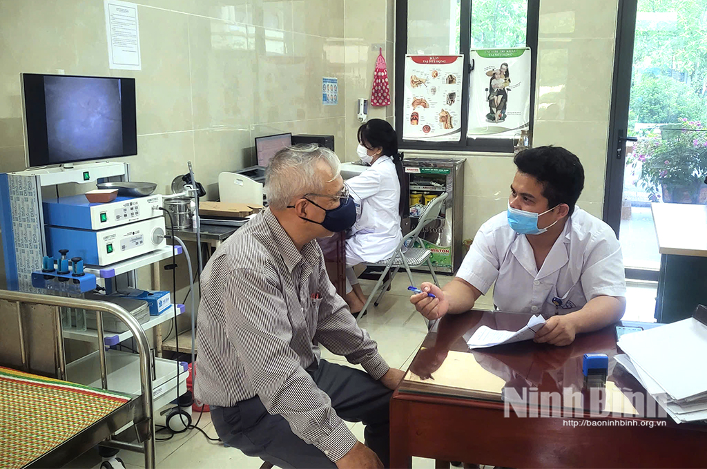 Người dân đến khám bệnh tại Trung tâm Y tế thành phố Hoa Lư.