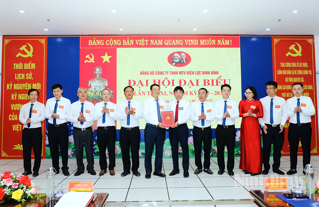 Lãnh đạo Thành uỷ Hoa Lư trao Quyết định chỉ định Ban Chấp hành Đảng bộ Công ty TNHH MTV Điện lực Ninh Bình nhiệm kỳ 2025 - 2030.