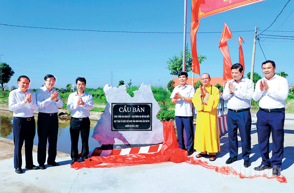 Các đại biểu dự khánh thành cầu Bản, xã Hùng Tiến (Kim Sơn) - công trình chào mừng Đại hội đại biểu MTTQ Việt Nam tỉnh lần thứ XII. Ảnh: Đức Lam