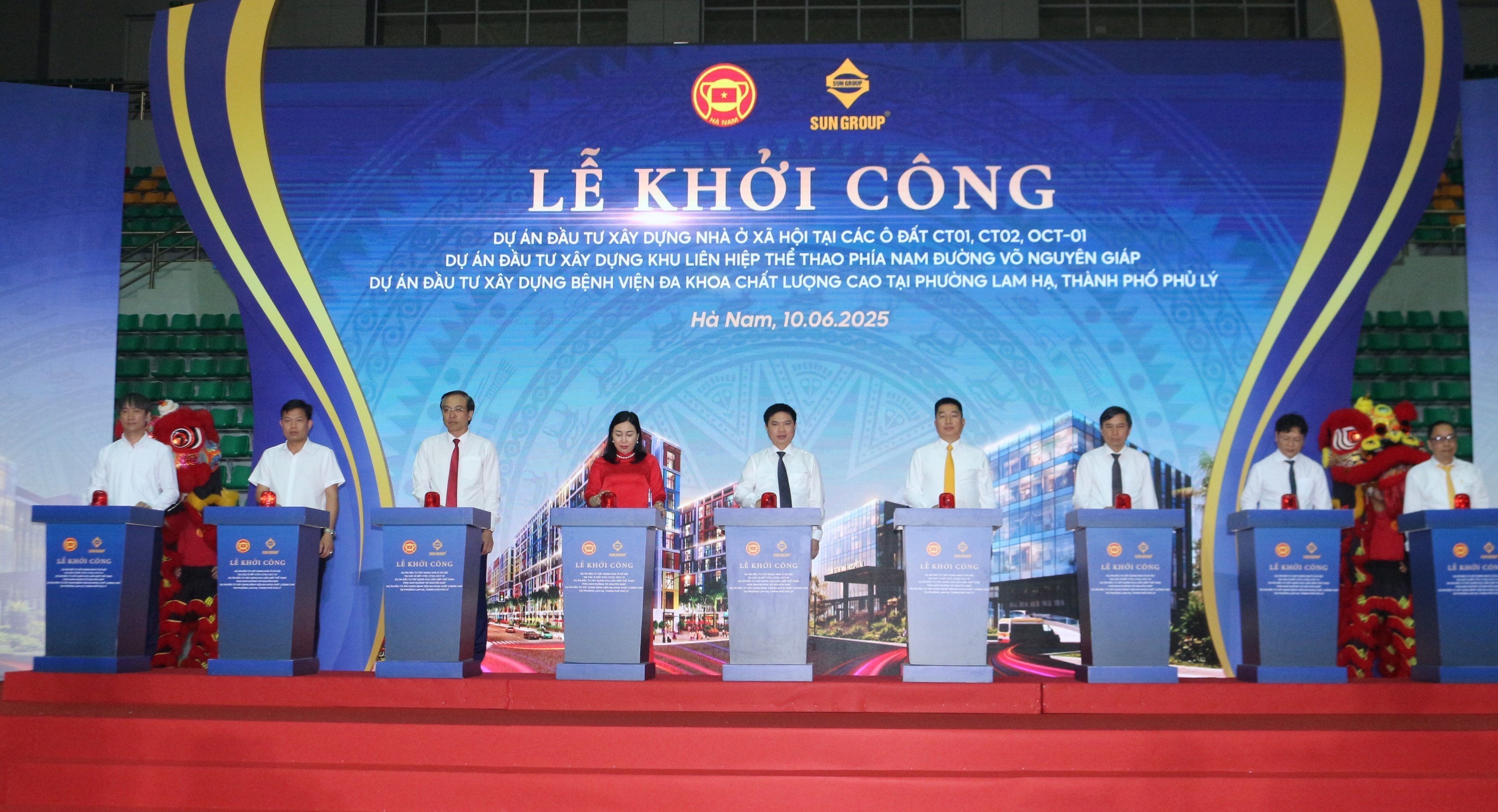 Các đại biểu thực hiện nghi thức khởi công dự án.