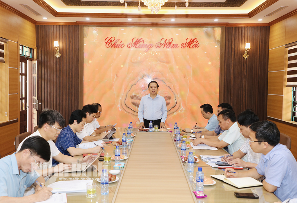 Đồng chí Phạm Quang Ngọc, Phó Bí thư Tỉnh uỷ, Chủ tịch UBND tỉnh kiểm tra các điều kiện cho việc vận hành đơn vị hành chính cấp xã mới của huyện Yên Mô.