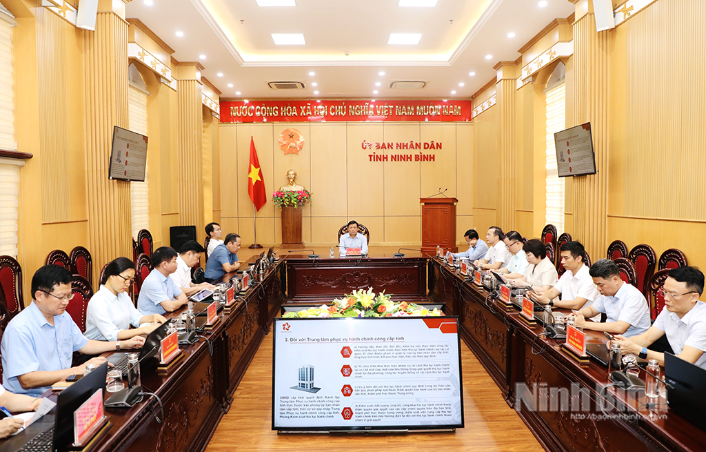 Các đại biểu dự hội nghị trực tuyến tại điểm cầu Ninh Bình.
