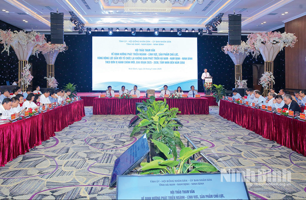 Hội thảo “Tham vấn về định hướng phát triển ngành-lĩnh vực, sản phẩm chủ lực, vùng động lực gắn với tổ chức lại không gian phát triển Hà Nam-Nam Định-Ninh Bình theo đơn vị hành chính mới, giai đoạn 2025-2030”. Ảnh: Anh Tuấn