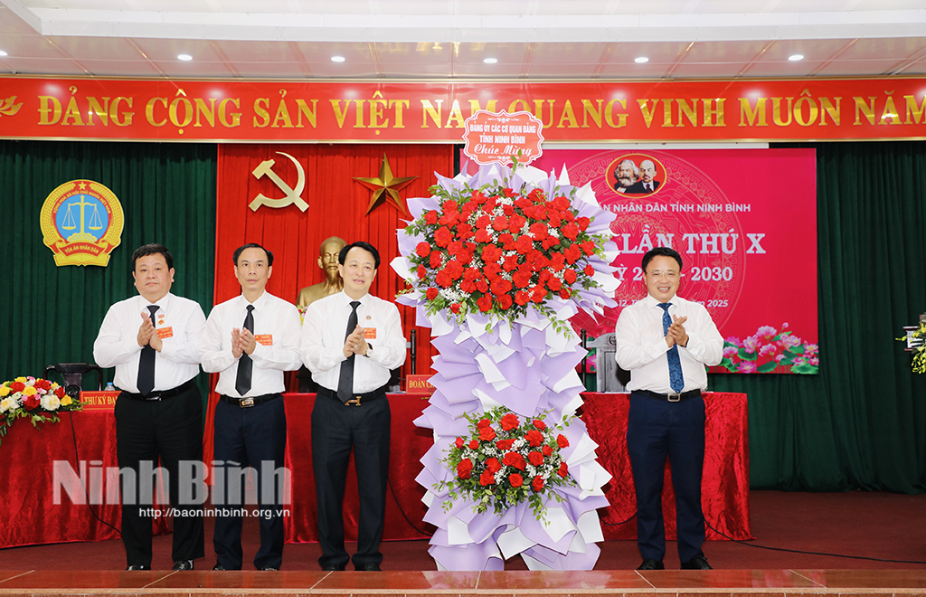 Đồng chí Đoàn Thanh Hải, Phó Bí thư Đảng ủy các cơ quan Đảng tỉnh tặng hoa chúc mừng Đại hội.